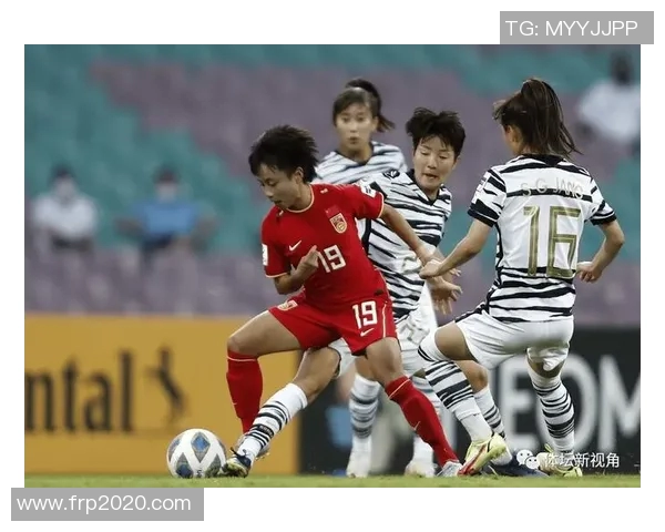 外国足球明星带女友观赛展现甜蜜时刻引发球迷热议