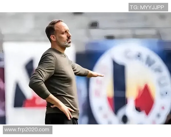 足球球星不经意间摸镜头瞬间成焦点 引发球迷热议与网络热潮